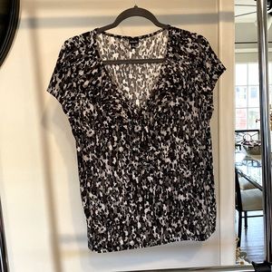 Short sleeved shirt with ruffle neckline. Black, grey and white.